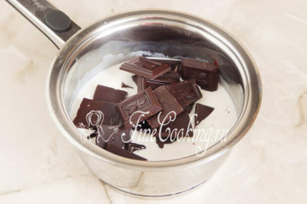 Пока остывает кокосовая основа, приготовим шоколадную глазурь (ганаш)