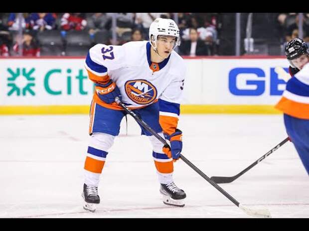 Исхаков сделал передачу в дебютном матче в НХЛ. У форварда «Айлендерс» 2 броска за 14:11 с «Питтсбургом»