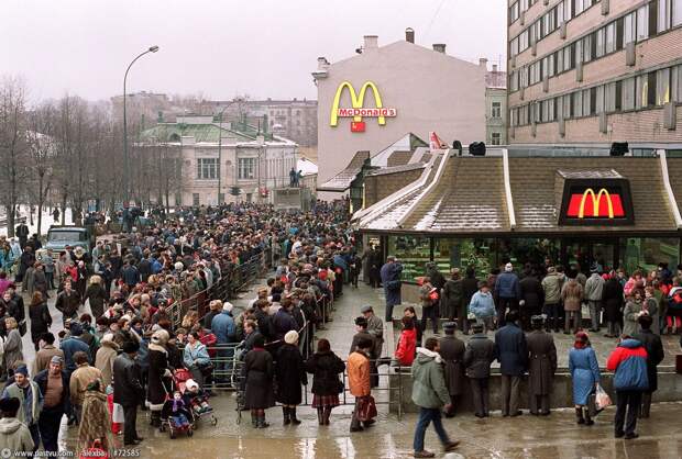 31 января 1990 года. Советские люди штурмуют «чудо» - «первый» Макдональдс.  