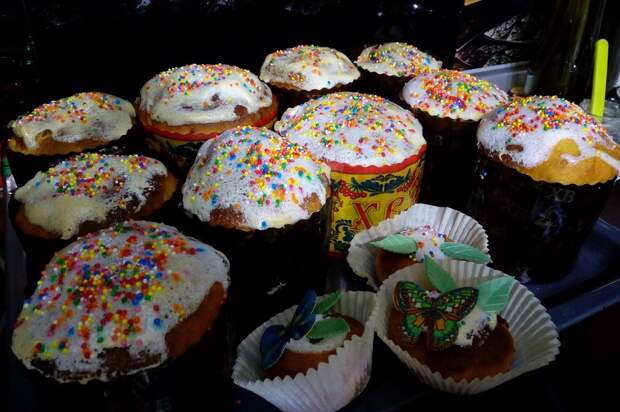 Священник Троеглазов объяснил, можно ли украшать куличи и биться яйцами на Пасху