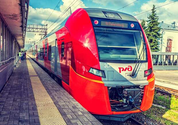 «Ласточка» приземлилась на тепловоз. Отсутствие электрификации не помешало запустить из Питера в Псков скоростные электрички