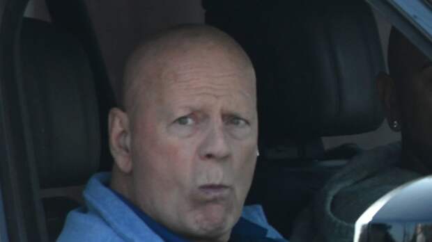 Страдающего от деменции Брюса Уиллиса заметили во время прогулки по Лос-Анджелесу