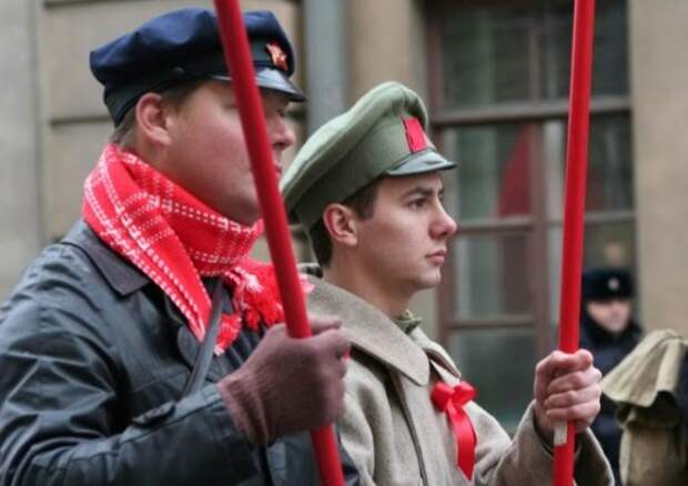 «Паразиты — никогда»: петербургские коммунисты отметили 7 ноября с песнями