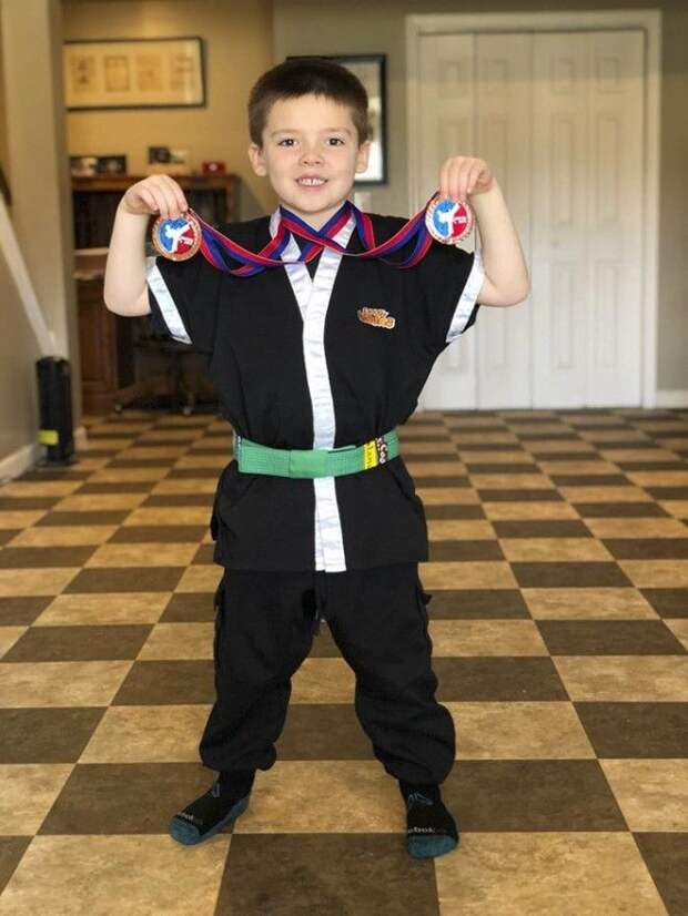 Папа пытался научить 6-летнего сына пользоваться деньгами, и теперь у него успешный бизнес маленький бизнесмен бизнес у ребёнка научить ребенка распоряжаться деньгами