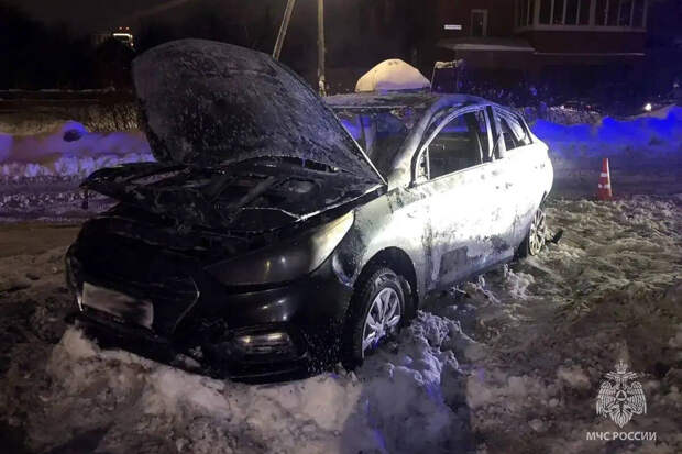 В Ижевске автомобиль с человеком воспламенился на ходу