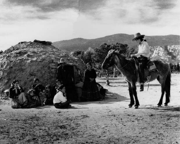 Семья племени Навахо в горах Навахо. Аризона, 1948 год. 