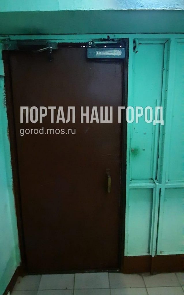 Гостеприимство в доме на Туристской улице закончилось после ремонта двери
