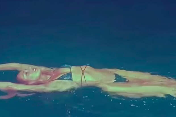 Модель Кэндис Свейнпол опубликовала рекламный ролик собственного бренда купальников