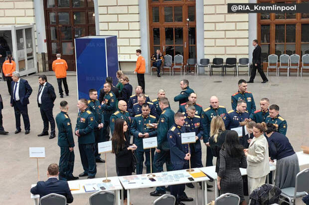Герои СВО прибыли в Гостиный двор на послание Путина