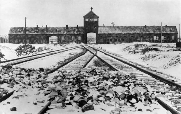 Вход в концлагерь Аушвиц после его освобождения в январе 1945 года аушвиц, вторая мировая война, день памяти, конц.лагерь, концентрационный лагерь, освенцим, узники, холокост