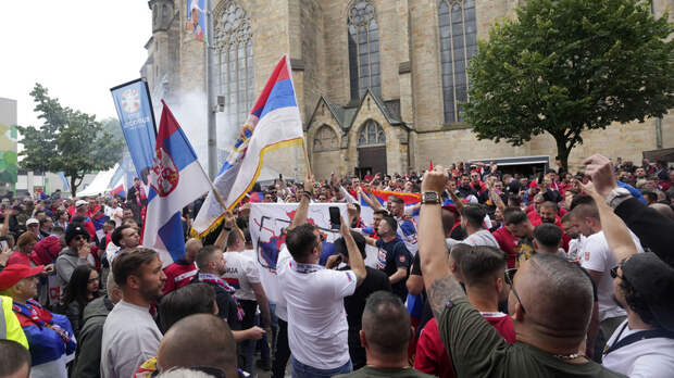 Сербские фанаты скандировали имя Владимира Путина на улицах Германии