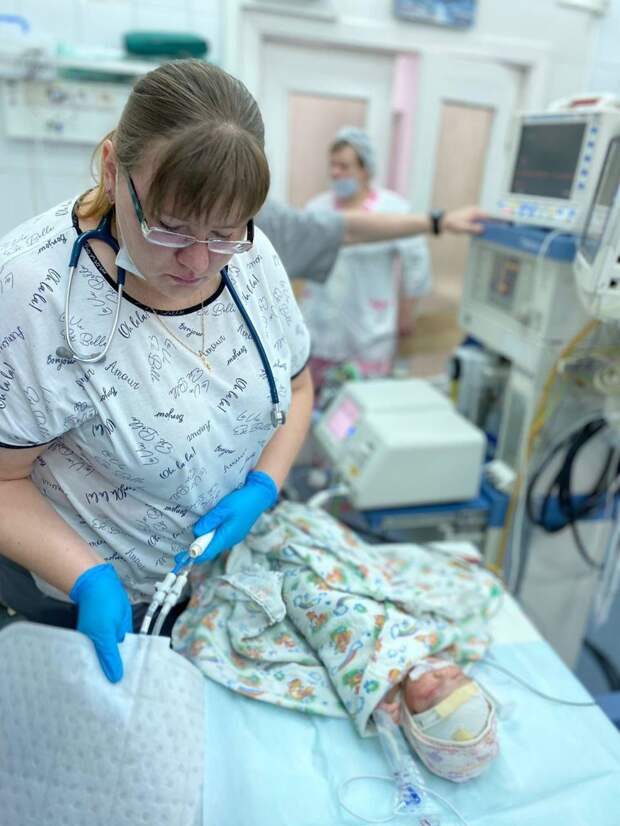 В Курской области ребёнку внутриутробно диагностировали опухолевидное образование яичника больших размеров. Сразу после рождения врачи выполнили дообследование, в ходе которого подтвердилась необходимость экстренной операции. Врачи областного перинатального центра Курска совместно со специалистами Областной детской клинической больницы провели лапароскопическую операцию пациентке, которой не исполнились ещё сутки. Ранее таких пациентов направляли в федеральные центры – в Москву или Санкт-Петербург – либо оперировали полостным доступом. Операция технически сложная, поскольку при выполнении требуется нагнетание газа в брюшную полость, размер органов очень маленький, объем брюшной полости маленький, что не дает возможности, в отличие от взрослого пациента, широко манипулировать инструментами.