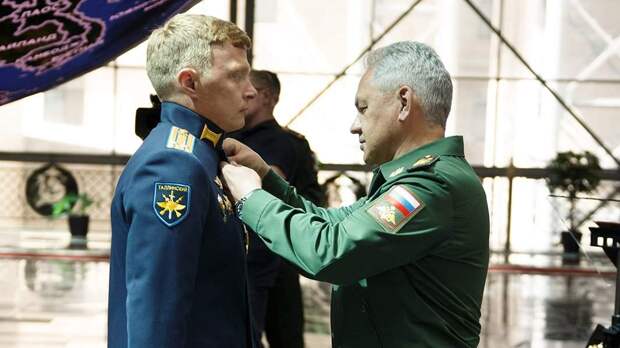Министр обороны РФ Сергей Шойгу награждает летчик Илью Сизов