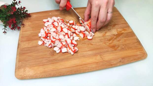 Снимаю шляпу перед тем, кто придумал этот салат из крабовых палочек (получается не хуже "селедки под шубой")