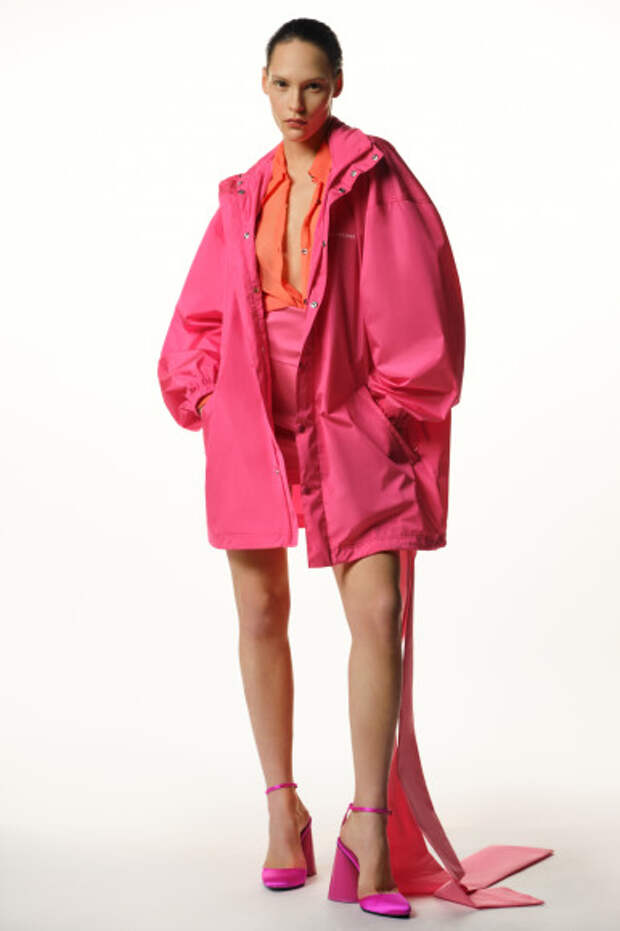 Куртка Balenciaga, блузка Dries Van Noten, юбка Bernadette, туфли The Attico, сумка Alexander Wang