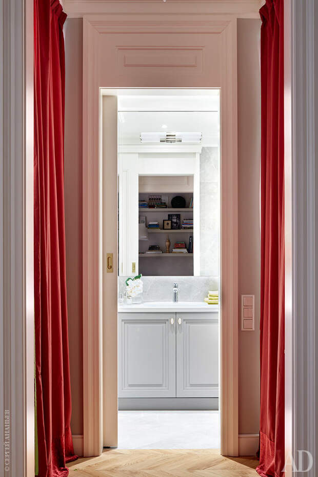 Вид на ванную со стороны кухни. Шторы (одна из них скрывает прихожую, другая встроенный шкаф) создают иллюзию анфилады.