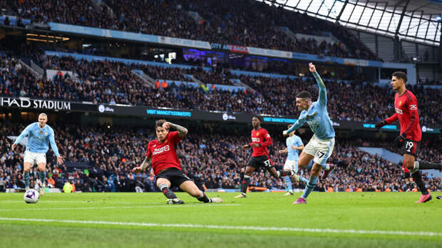 Дубль Фодена помог «Сити» обыграть «Юнайтед» в дерби Манчестера в матче АПЛ