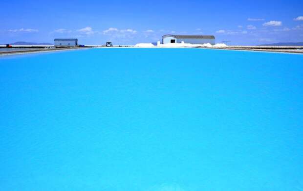Бассейн с солью в пустыне Солар де Юни, Боливия