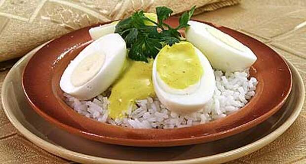 Яйца с рисом и соусом карри