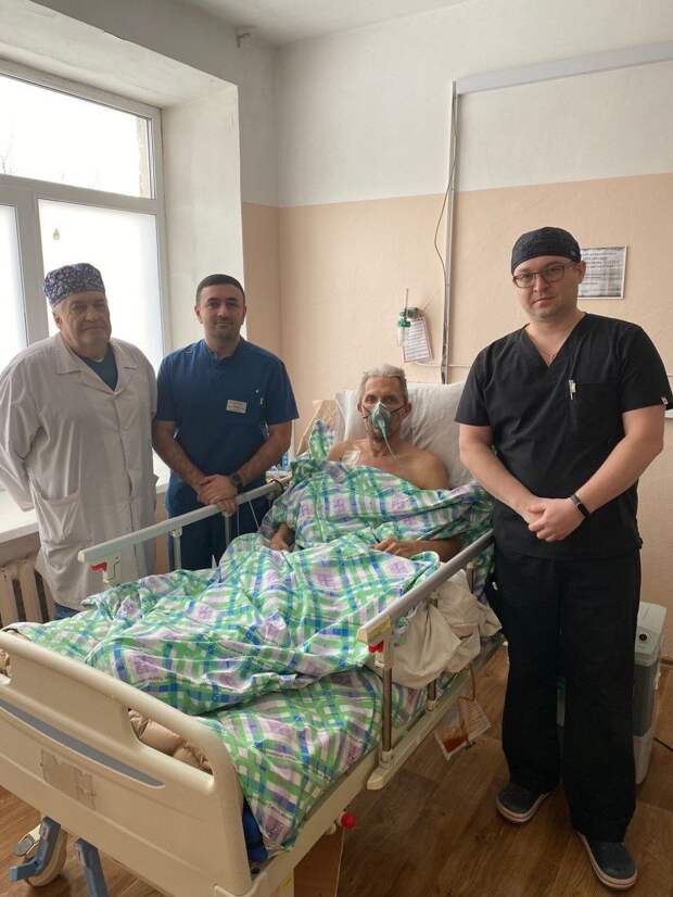 В Твери в середине декабря 2023 года 49-летний мужчина получил тяжелую сочетанную травму. Произошло поражение органов грудной и брюшной полости, множественные переломы ребер, лопатки. Развилось массивное кровотечение, были повреждены легкие и диафрагма, в результате чего желудок переместился в грудную полость.  Пациента госпитализировали в ГБУЗ «Городская Клиническая Больница № 6», где начали искусственную вентиляцию лёгких, а затем провели операцию.