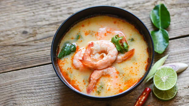 30 минут на кухне: пряный суп с креветками на кокосовом молоке