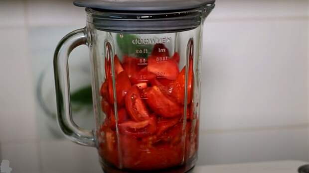 томаты в чаше блендера