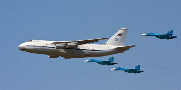 Потолок Ан-124 доходит до 11 600 метров.