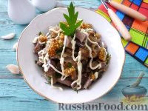 Фото к рецепту: Салат "Муравьиная горка" с языком и баклажаном