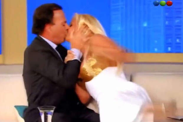 F5: телеведущая Хименес сопротивлялась поцелуям Иглесиаса во время интервью