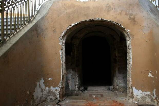 вход в подвал, когда то там была кухня Ленинградская область, призрак, тайцы, фоторепортаж