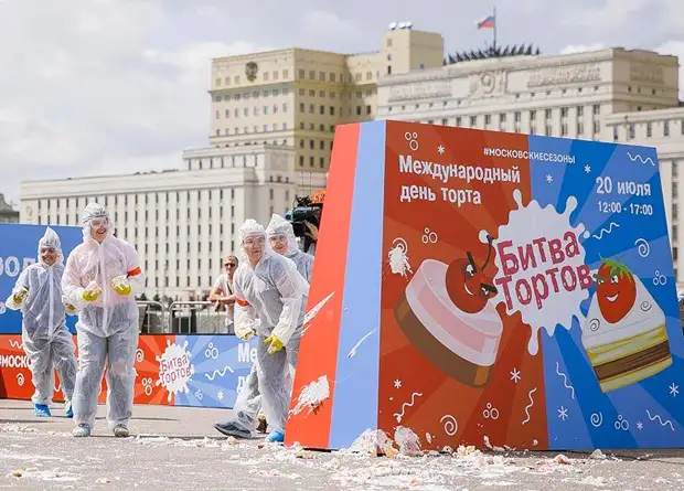 Кидаться тортами в фотостране