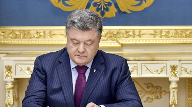 Порошенко в прямом эфире подписал закон об учреждении высшего антикоррупционного суда