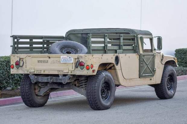 Бывший военный пикап Humvee, предназначенный для использования на дорогах, выставили на продажу