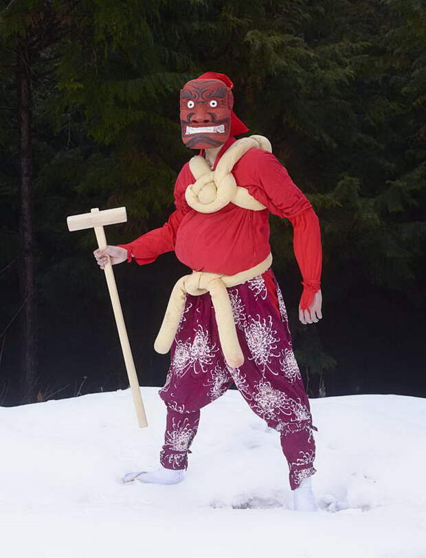 Ритуальные костюмы монстров Японии: фото Charles Freger