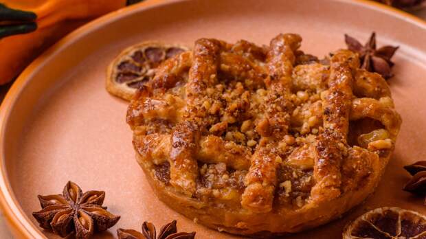 Пирог, который всегда выручает: рецепт нежного творожного десерта с фруктами