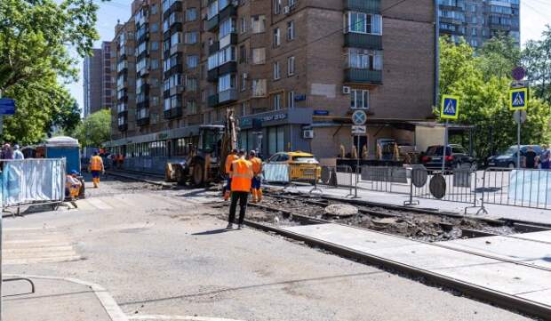 Трамвайные пути обновляют между улицами Образцова и Октябрьской