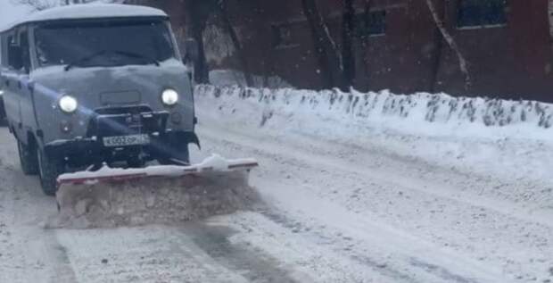 Туляки на личных авто помогают коммунальщикам расчищать дороги после снегопада