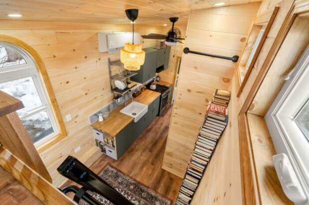 Открытая планировка крошечного дома Library. | Фото: homecrux.com.