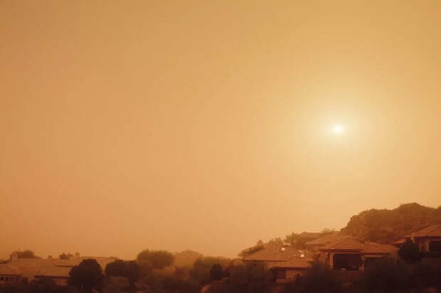 Мощная песчаная буря из Африки окрасила Анталью в оранжево-красный цвет