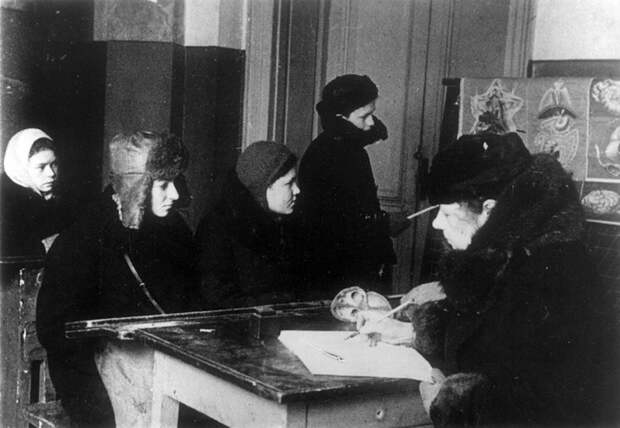 Урок естествознания в 7 классе школы № 239 Октябрьского р-на; 04.42 г. Ленинград.jpg Урок естествознания в 7 классе школы № 239 Октябрьского р-на; 04.42 г. Ленинград.jpg
