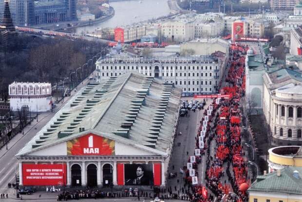 Первомайская демонстрация в Москве в 1976 году.