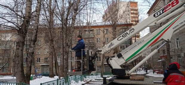 Работы выполнили с помощью вышки / Фото предоставлено ГБУ "Жилищник района Текстильщики"