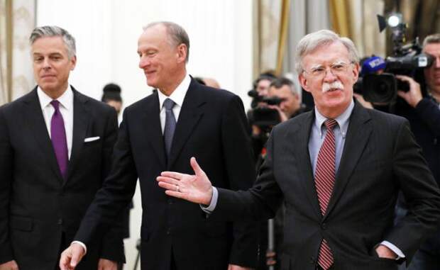 На фото: посол США в РФ Джон Хантсман, секретарь Совета безопасности РФ Николай Патрушев и советник президента США по национальной безопасности Джон Болтон (слева направо) во время встречи с президентом России Владимиром Путиным в Кремле