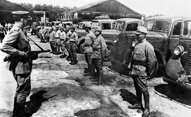 На фото: советские военные разоружают японские войска