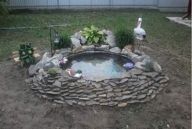 Отличный пример того, как можно очень красиво украсить участок.