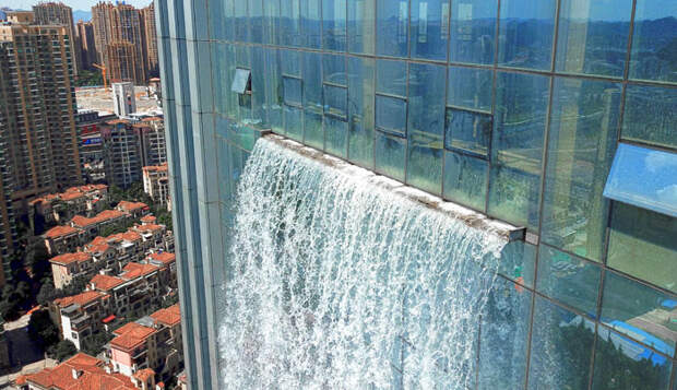 В Китае появился небоскреб с водопадом