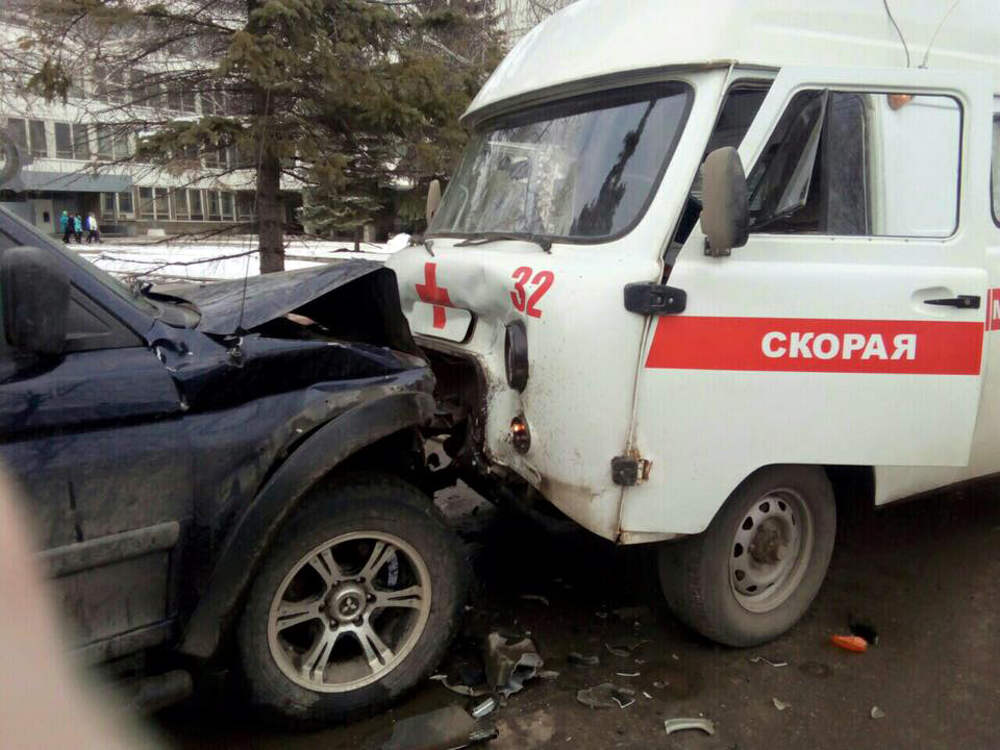 Скорая ульяновск. Сломанная машина скорой помощи. Разбитая машина скорой помощи. Аврия скроий помоў и машина. Аварии скорых помощи машины.