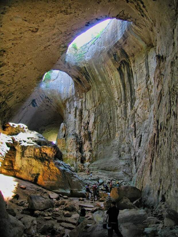 Необычная пещера Проходна в Болгарии. Фото