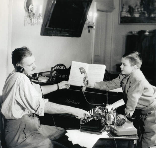 1952. Писатель Сергей Михалков и его сын Никита
