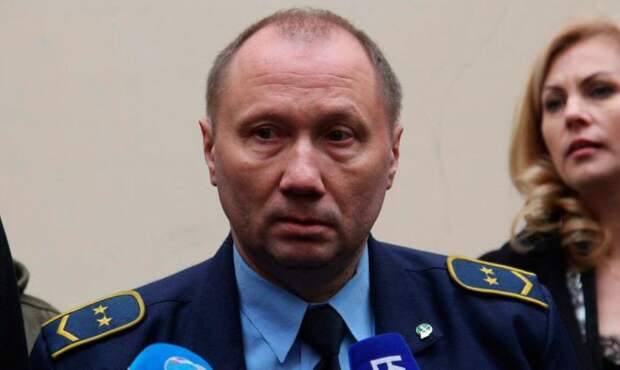 Машинист питерского метро Александр Каверин передал собранные для него деньги пострадавшей женщине (2 фото)